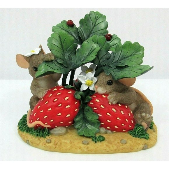 Charming Tails "Sometimes Love Is Berry Shy" 84/125  Retired No original box - Picture 1 of 4